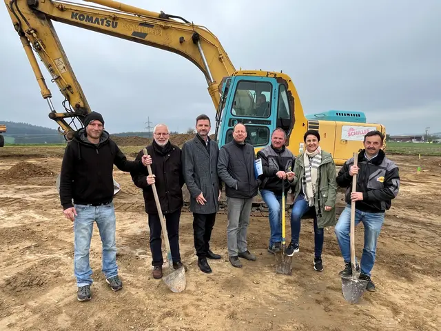 Beim Spatenstich: David Lang, Gerhard Lang, Richard Mayerhofer, Architekt Manfred Koppensteiner, Bauleiter Hubert Nechwatal, Elisabeth Siedl, Bauleiter Karl Honeder (v.l.). | Foto: privat