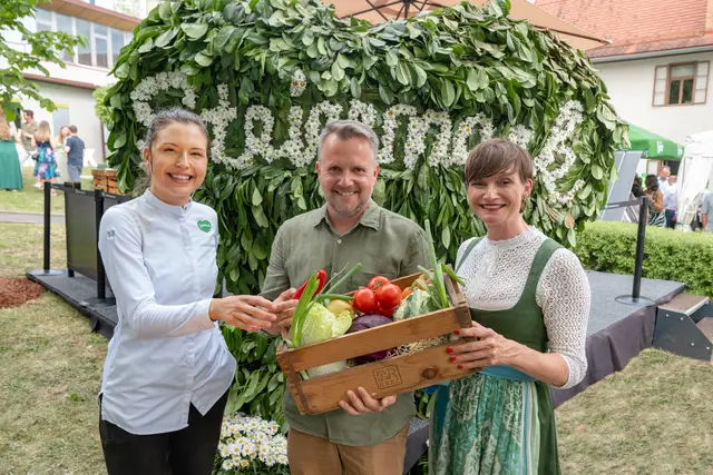 Steirische Gastlichkeit: STG-Geschäftsführer Michael Feiertag mit Jaimy Reisinger (Pâtissiere, l.) und Astrid Steharnig-Staudinger (GF Österreich Werbung) | Foto: STG/René Strasser