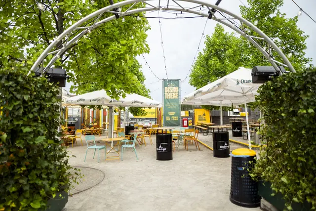 Auch an allen anderen Tagen des Festivals liefert das Bierfest ein tolles Programm. Neben Bier-Yoga gibt es auch Kulinarik und natürlich den goldenen Gerstensaft. | Foto: Abbilderei
