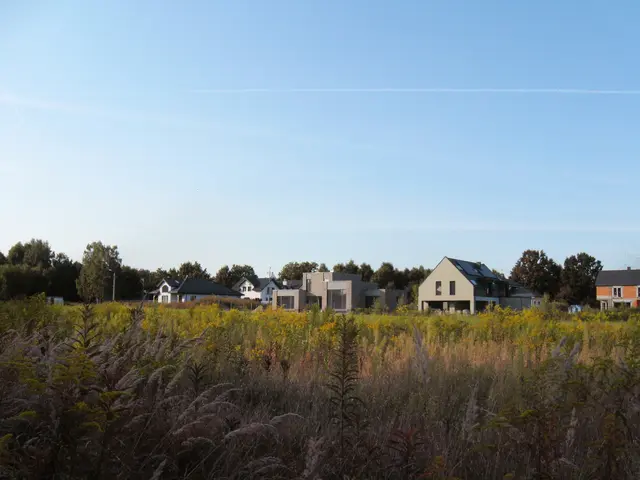 Grund und Boden sind teuer. Wie lange Haushalte in der Steiermark im Schnitt sparen müssen, bis sie sich einen 500-Quadratmeter-Grund aus dem eigenen Haushaltseinkommen leisten können, variiert von Region zu Region.  | Foto: Arkadiusz Gąsiorowski / Unsplash