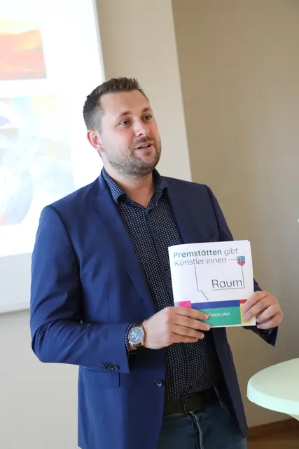 Bgm. Matthias Pokorn mit der Borschüre, die Künstler und ihre Werke des Vorjahres zeigt. Eine solche wird es auch für aktuell gezeigten Werke und deren Künstler geben.  | Foto: Edith Ertl