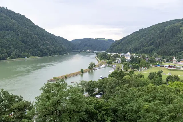 Blick auf Grein - Schloss Greinburg.  | Foto: Andreas Hofer