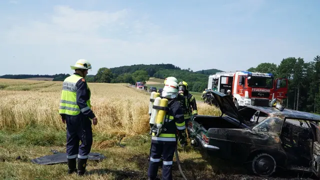 Glut unter der Motorhaube: Oldtimer-Idylle endet in Flammen. | Foto: DOKU-NÖ