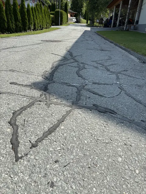 Die Sanierung der Risse soll die Lebensdauer der Gemeindestraßen erhöhen und für mehr Sicherheit im Straßenverkehr sorgen.  | Foto: MeinBezirk
