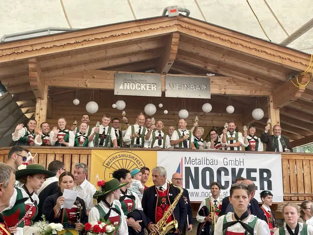 Das Feiern kam nicht zu kurz beim Bezirksmusikfest in Trins. Im Bild hinten oben Musikanten der MK Telfes mit Bgm. Peter Lanthaler (r.) | Foto: Mair