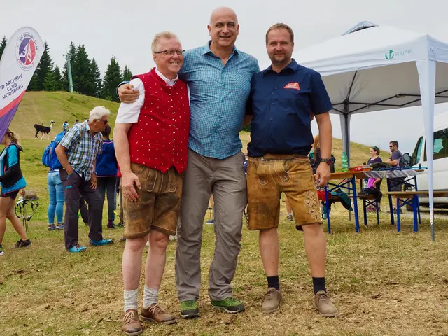 Mit Bürgermeister Reinhard Antolitsch (links) und Mr. Dreiländereck Andreas Blüm (rechts) feierte auch Region Villach Tourismuschef Georg Overs. | Foto: Dreiländereck Bergbahnen O.Pichler
