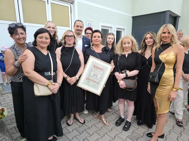 WK-Bezirksstellenobmann Walter Sabitzer und Bezirksvorsitzende FiW Frau Nicole M. Mayer gratulierten zu 70 Jahren erfolgreihe Unternehmensführung. | Foto: WK Bezirksstelle St. Veit