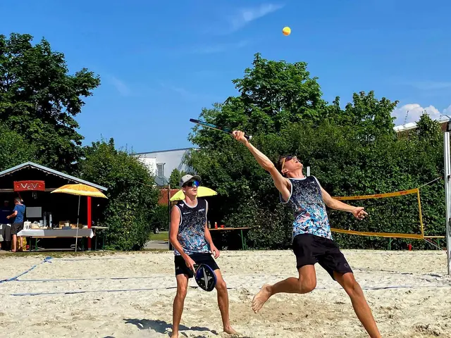 Moritz Windisch und Daniel Windisch gaben in St. Valentin alles.  | Foto: Christian Aschauer/BeachTennis Heroes