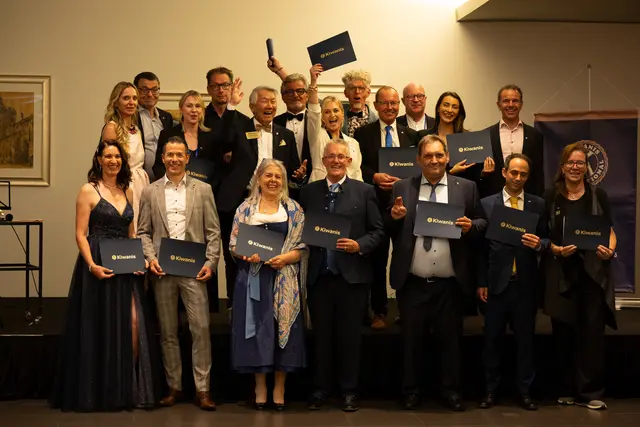 Bei der Charterfeier des Kiwanis Clubs Innsbruck im Juni erhielten alle Beteiligten ihre Urkunden und starteten damit offiziell ihren Einsatz für Kinder in Not.  | Foto: Bella Steger