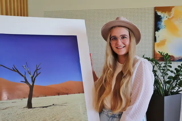 Angela Brugger-Kainz  hielt mit der Kamera 900 Jahre alte Bäume im Deadvlei in Namibia fest. Die Foto-Künstlerin ist eine Meisterin, Minimalismus aussagekräftig ins Bild zu rücken.  | Foto: Edith Ertl