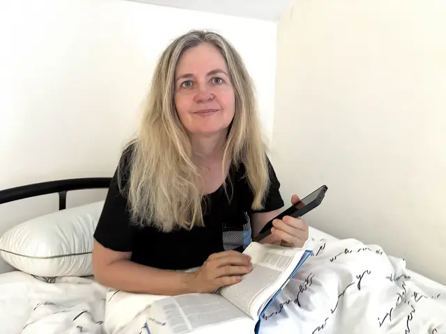 Das Handy ist aktuell Doris Wiesingers "Fenster" in die Außenwelt. Aber auch das kann sie nur kurz nutzen, es strengt sehr an. | Foto: Sandra Schütz / MeinBezirk
