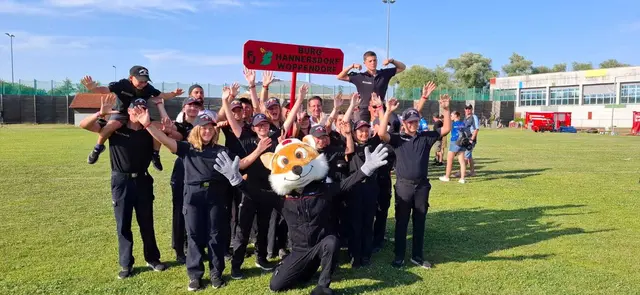 Die Bezirkssiegerinnen und Sieger von der Feuerwehrjugend Burg-Hannersdorf-Woppendorf freuten sich mit Maskottchen Fuxl über die Teilnahme beim Landesbewerb. | Foto: Sandra Sparta