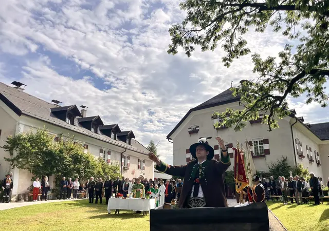Bezirkskapellmeister Philipp Haas dirigiert das Gesamtspiel. Mit einer heiligen Messe begann der Festtag.  | Foto: Mair