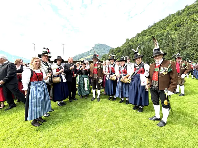 Anstoßen auf das Gemeinde-Jubiläum und das Wintersteller-Bataillonsfest in Kirchdorf. | Foto: Kogler