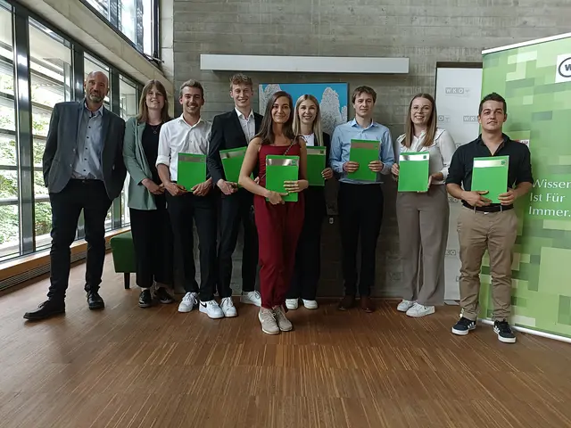 Die TeilnehmerInnen vom Kurs "BWL 1" (von links nach rechts): Trainer und Prüfer Hannes Mahl, Trainerin Kathrin Lusser, Elias Theurl, Matthias Unterrainer-Rautter, Liliane Schenkermayr, Magdalena Astner, Daniel Michelitsch, Laura Steiner und Mario Ortner-Leiter. | Foto: WIFI Lienz