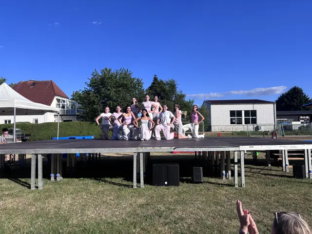 Tolle Choreografien zeigten die Hip-Hop Gruppen der Turnerschaft bei der Sonnwendfeier.  | Foto: Elisabeth Korbe