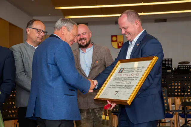 Emotionale Übergabe der Ehrenurkunde der Ehrenbürgerschaft an Paul Greiter. | Foto: Maria Venier