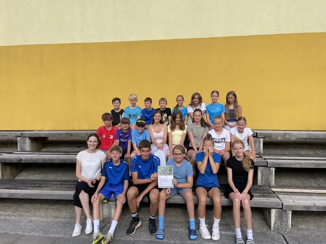Die 2F-Klasse bekam von Ulrike Leitner den Gutschein überreicht.  | Foto: Gymnasium Köflach