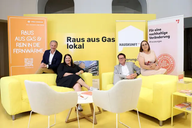 v.l.: Baudirektor Bernhard Jarolim, Vizebürgermeisterin Kathrin Gaál, Klimastadtrat Jürgen Czernohorszky, Bezirksvorsteher Stellvertreterin Julia Lessacher (alle drei SPÖ) berichten über das Pilotprojekt "Raus aus Gas lokal". | Foto: Stadt Wien/Martin Votava