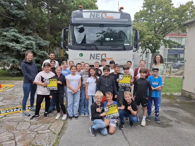 Klassenlehrerin Michaela Seitz, Lkw-Fahrer Atilla Han Saman und Klassenlehrerin Monika Prokop mit Kindern der 4a der Volksschule Ebreichsdorf. | Foto: Elke Winkler