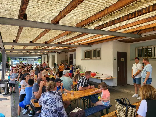 Beste Stimmung herrschte beim Sommerfest des Eishockeyvereins LE Kings, dem auch Bürgermeister Kurt Wallner einen Besuch abstattete. | Foto: LE Kings