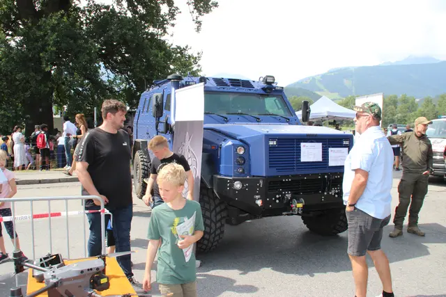 Imposant:der sondergeschützte Mannschaftstransporter der Polizei. | Foto: Manfred Jordan