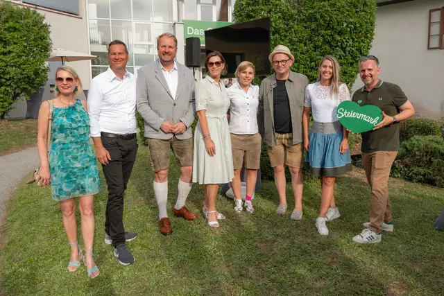 Austausch: Claudia Rossbacher (Schriftstellerin, Botschafterin mit Herz), Ingo List (Aufsichtsrats-vorsitzender der STG), Markus Leinfellner für LH Mario Kunasek (NR-Abg.) Cornelia Izzo für LH-Stv. Manuela Kohm (LAbg.), Nici Schmidhofer, Wolfgang Scheucher (Andy Wolf Brillen), Skistars und Botschafterinnen Conny Hütter, STG-Geschäftsführer Michael Feiertag | Foto: STG/René Strasser