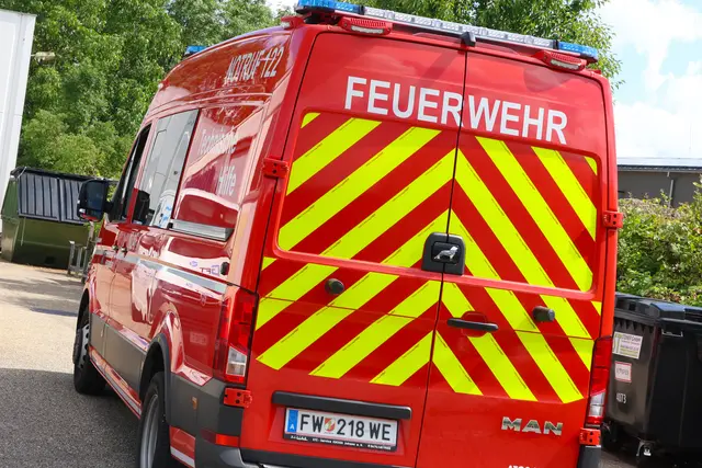 Unerwünschter Besuch auf der Toilette eines Betriebs in Wels-Pernau. Die Feuerwehr musste die eineinhalb Meter lange Schlange einfangen. | Foto: laumat.at