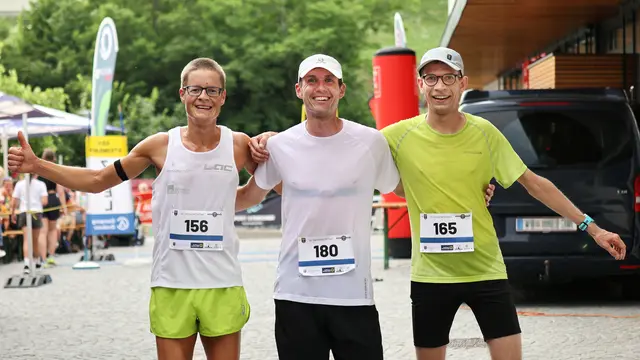 Markus Schreiner, Lukas Schaidreiter und Lennart Höger (v.l.) holten sich die drei Podestplätze beim Steinbacher Jubiläums-Dorflauf.