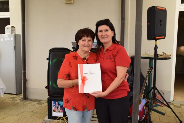 Gewinnerin des Hauptpreises Christa Satz mit Maria Knauder