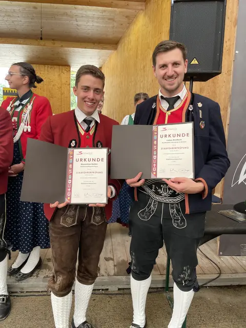Maximilian Halder (MK Navis) und Lukas Knoflach (MK Obernberg) haben die Prüfung zum Stabführerabzeichen abgelegt.  | Foto: Mair