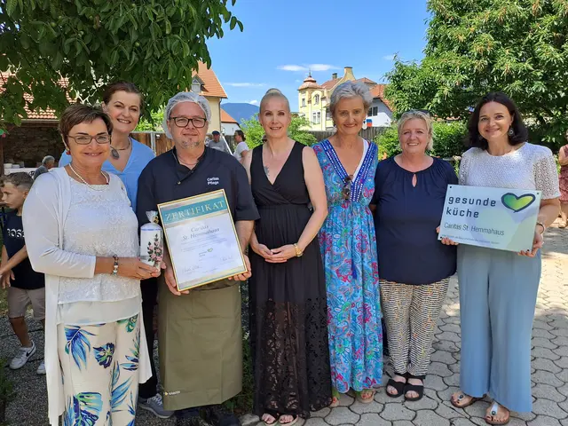 Gütesiegel „Gesunde Küche“ für das „St. Hemma-Haus“: Landesrätin Beate Prettner (links) mit Küchenchef Markus Wassertheuer | Foto: Büro LR.in Prettner