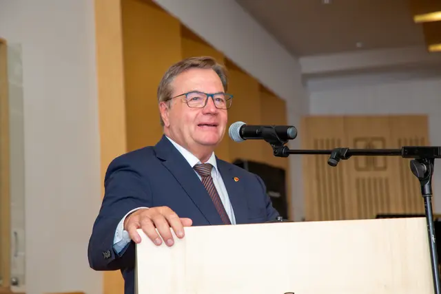 Alt- LAndeshauptmann Günther Platter würdigte die Verdienste von Paul Greiter in seiner Ansprache. | Foto: Maria Venier