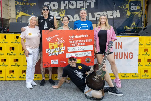 Christine Brunhölzl (Verein Auf Augenhöhe), Marco Pogo, Julia Broz (GF Wiener Frauenhäuser), Romeo Bissuti (Obmann White Ribbon Österreich), Influencerin Billie Steirisch (v. l. n. r.) sowie unten Musiker Roman Gregory waren beim Bierkistl-Singen dabei. | Foto: René Brunhölzl