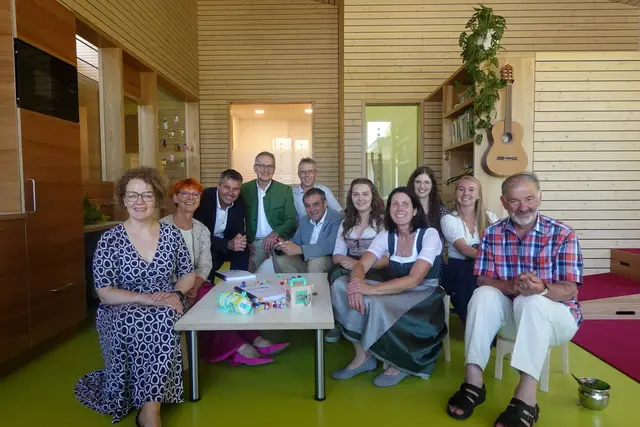 Bildungscampus in Lunz am See: Familien-Landesrätin Christiane Teschl-Hofmeister, Kindergarteninspektorin Veronika Stamminger, Schulqualitätsmanager Markus Mandic, Bürgermeister Josef Schachner, Direktor Thomas Holzgruber, Landtagsabgeordneter Anton Erber, TBE-Leiterin Karina Grossberger, Kindergartenleiterin Sigrid Holzgruber, Tanja Sindhuber, Schulausschussobfrau Julia Dinstl und Pfarrer Franz Josef Trondl  | Foto: Weinzierl/Land Niederösterreich