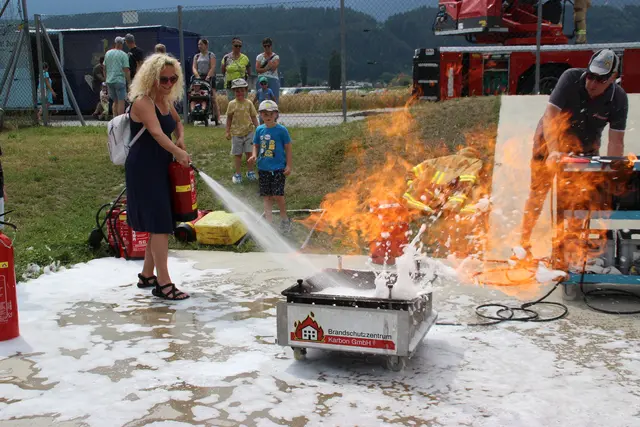 Feuerlöschen ist gar nicht so leicht, aber aufregend | Foto: Manfred Jordan
