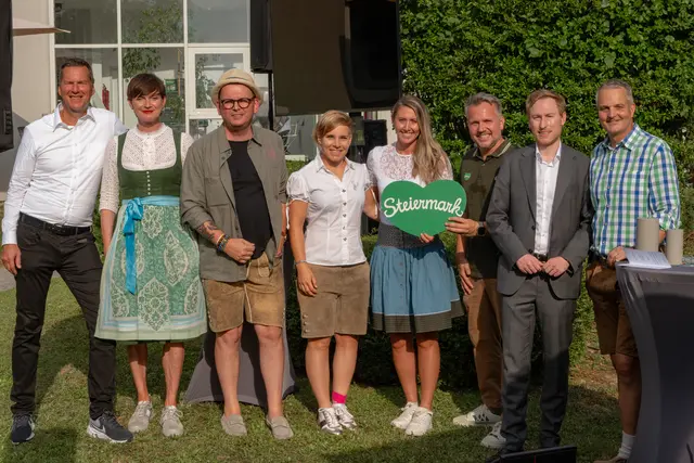 Die Eröffnungsredner mit zwei Herzbotschafterinnen (von links): Ingo List (Aufsichtsrats-vorsitzender der STG), Astrid Steharnig-Staudinger (GF Österreich Werbung), Wolfgang Scheucher (Andy Wolf Brillen), Skistars und Botschafterinnen Nici Schmidhofer und Conny Hütter, STG-Geschäftsführer Michael Feiertag, Christoph Robinson (IV Steiermark) und Gernot Deutsch (ÖHV Steiermark)

 | Foto: STG/René Strasser