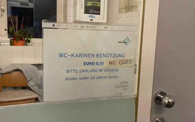 An hochfrequentierten Orten in Wien, wie am Rathausplatz, kostet die Kabinennutzung der öffentlichen Toilette 50c. | Foto: Sarah Marie Piskur/MeinBezirk