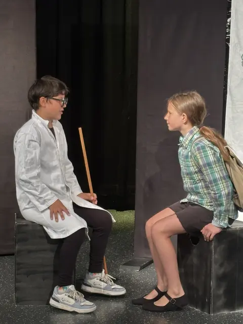 Das erste der zwei Theaterstücke handelte von der Verhaltensforscherin Jane Goodall. | Foto: Claudia Bode-Harlass