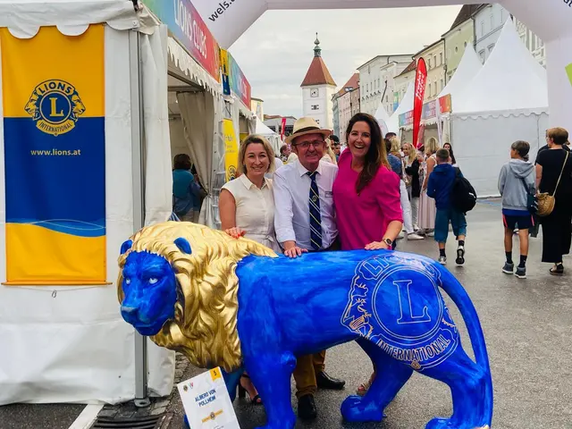 Der Präsident des Lions Clubs Wels-Pollheim und gleichzeitig Initiator Franz Grillmair (Mitte) mit den Löwen-Külstlerinnen Judith El Miligi (li.) und Martina Stadlmair (re.). | Foto: Grillmair