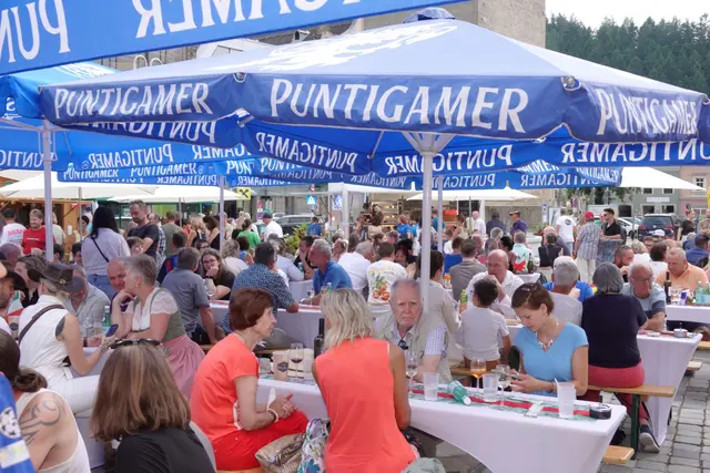 Am Samstag Abend war der Hauptplatz sichtlich gut gefüllt. | Foto: Michael Blinzer