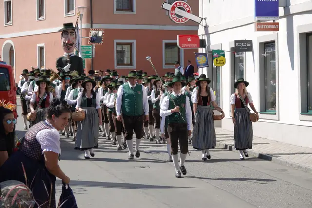 Beim Einzug des Musikvereins gefolgt von dem Hammerherrn Freisam und weiteren Gästen, warteten schon zahlreiche Besucherinnen und Besucher am Marktplatz. | Foto: Michael Blinzer