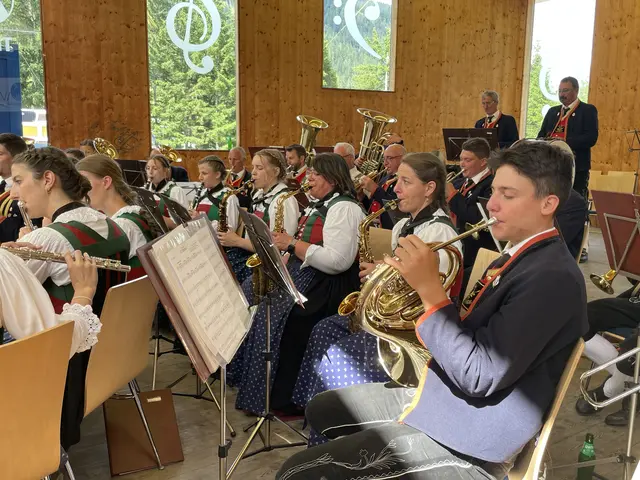 Jede Kapelle absolvierte einen Messbeitrag oder ein Kurzkonzert – hier sind die Musikanten der MK Obernberg auf der Bühne.  | Foto: Mair