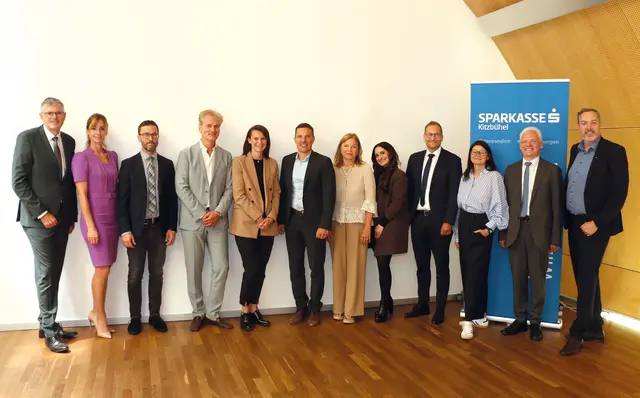 Der neu formierte Sparkassenrat mit Vorstandsmitgliedern: Sparkassenratsvorsitzender Klaus Winkler; Vorstandsmitglied Petra-Panja Schmidberger; Sparkassenratsvorsitzender-Stv. Alexander Katholnig, Hermann Lechner, Johanna Oberdorfer, Betriebsrat Manfred Resinger, Ellen Sieberer, Betriebsrätin Anna Achrainer, Vorstandsvorsitzender Thomas Hechenberger, Betriebsratsvorsitzender-Stv. Romy Steiner-Wolf, Staatskommissär Martin Grander und Betriebsratsvorsitzender Andreas Wopfner (v. li.). | Foto: Sparkasse Kitzbühel