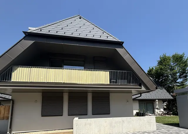 Ziel des Projekts war es, den Bestand zu erhalten, ihn architektonisch zu modernisieren und zugleich harmonisch in das bestehende Orts- und Straßenbild einzufügen.
