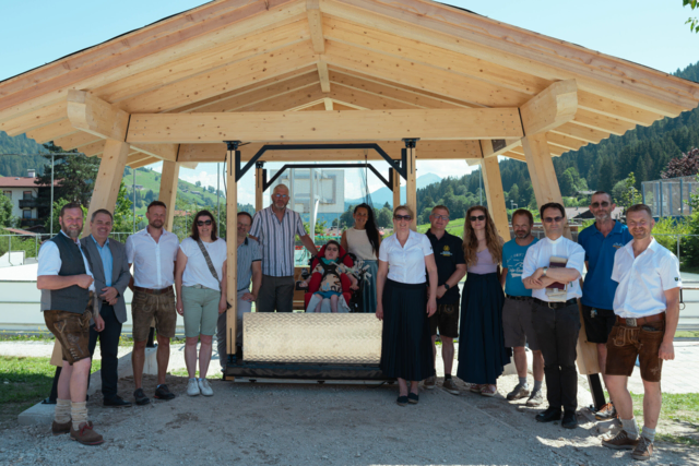 Das Wildschönauer Drachental hat eine neue, barrierefreie Attraktion: eine Rollstuhlschaukel. | Foto: Wildschönau Tourismus/Niek Belder