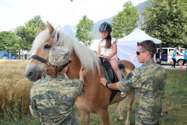 Reiten auf den Tragtierpferden des Bundesheeres war ein Renner bei Kindern. | Foto: Manfred Jordan