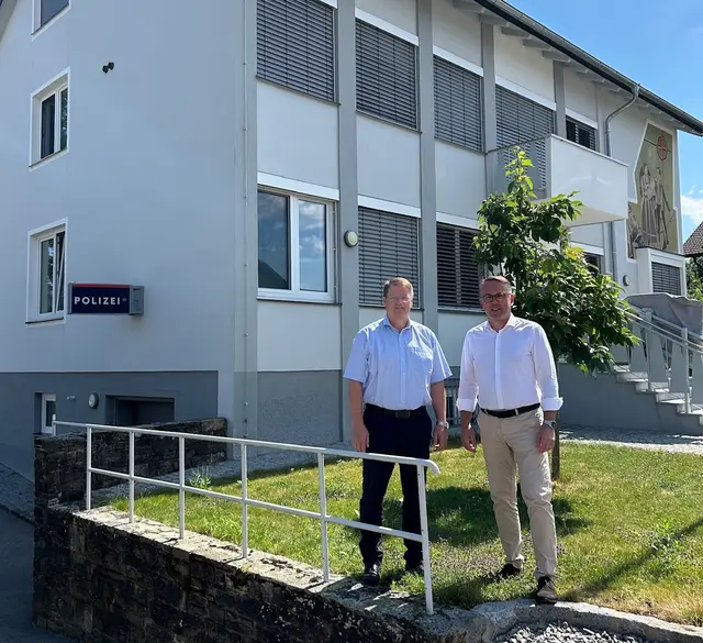 Der Nationalratsabgeordnete Manfred Hofinger und Landtagsabgeordneter Günther Lengauer vor dem Gebäude der Fremden- und Grenzpolizei Tumeltsham | Foto: ÖVP