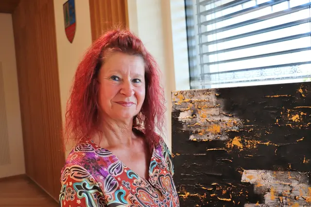 "Modern wall" nennt Alexandra Pfeiler ihr Bild, gestaltet in Acryl und Spachtelmasse. Zur Malerei kam die Künstlerin aus Seiersberg-Pirka vor fünf Jahren.  | Foto: Edith Ertl