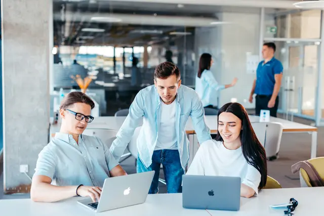 Sind Schülerinnen und Schüler während eines Ferialpraktikums in den Arbeitsprozess eingebunden, dann steht ihnen auch eine entsprechende Entlohnung zu.  | Foto: Lyubomyr (Lou) Reverchuk